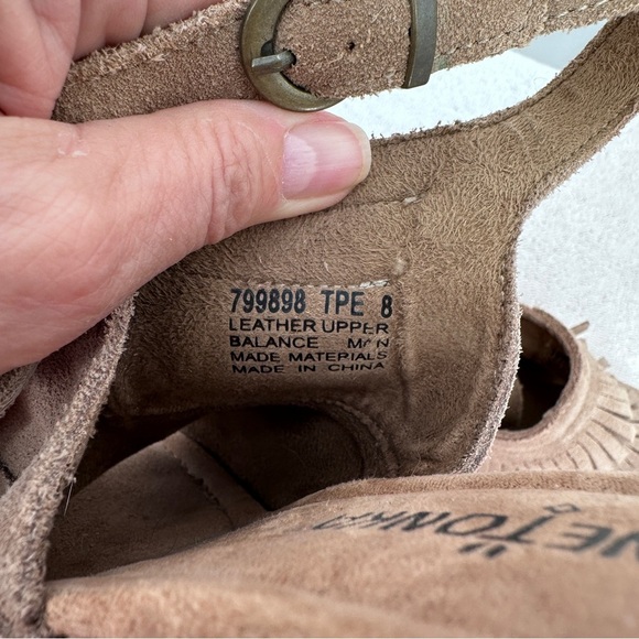 Minnetonka Womens Leather Fringe Wedge Sandal 8 Tan Open Toe Buckle Strap - Picture 10 of 10